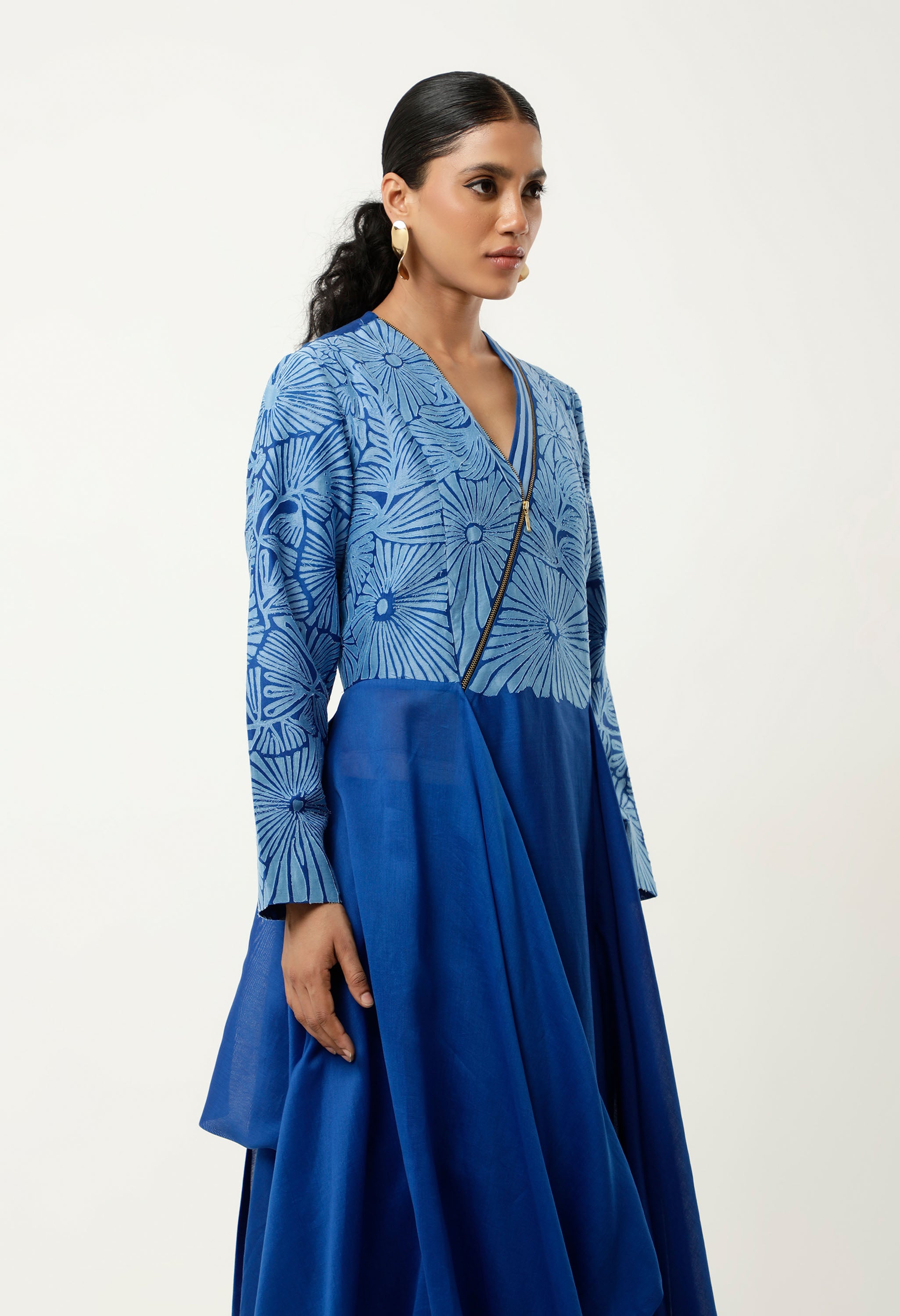 ZIPPERED V NECK CUTWORK ASSYMTRICAL KURTA WITH LINEN PANTS