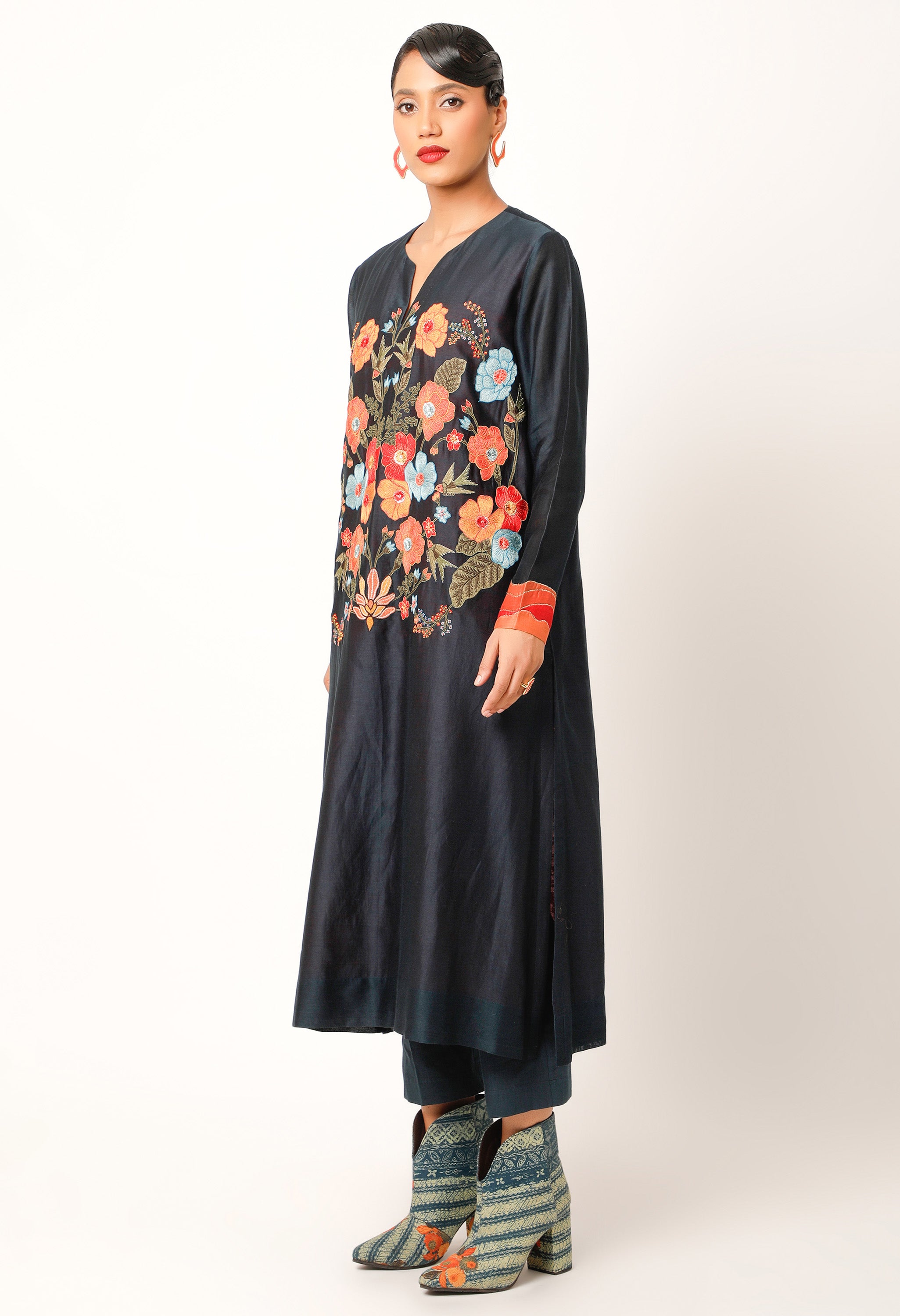 FOLIAGE EMBROIDERED STRAIGHT KURTA WITH PANTS