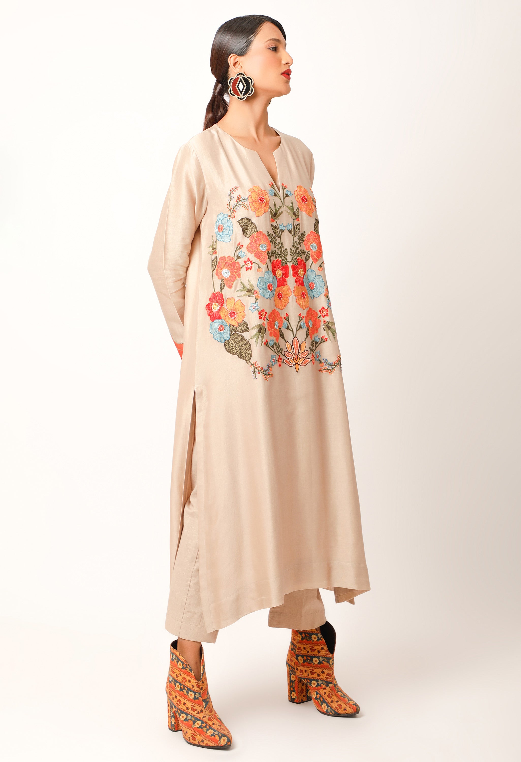 FOLIAGE EMBROIDERED STRAIGHT KURTA WITH PANTS