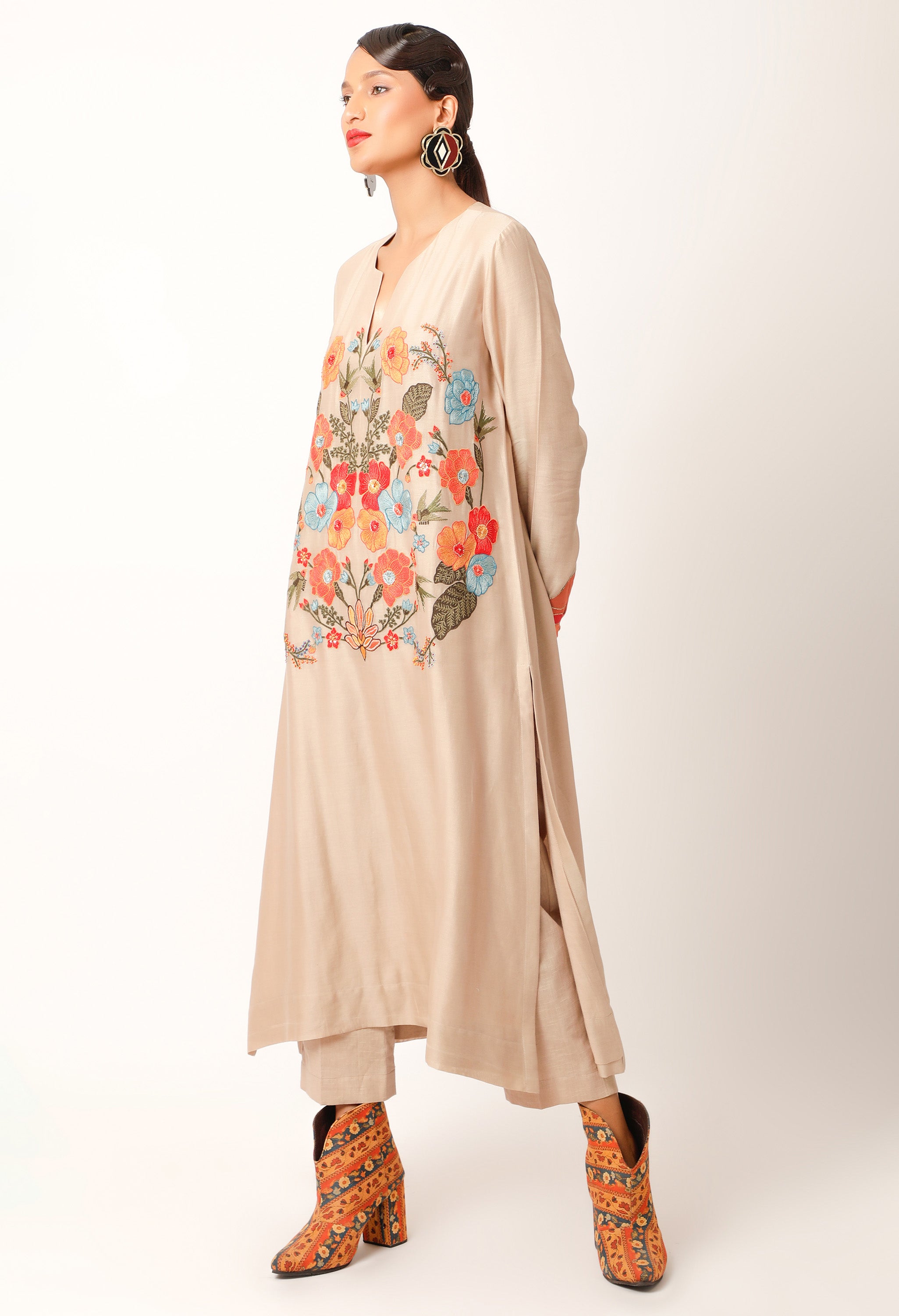 FOLIAGE EMBROIDERED STRAIGHT KURTA WITH PANTS