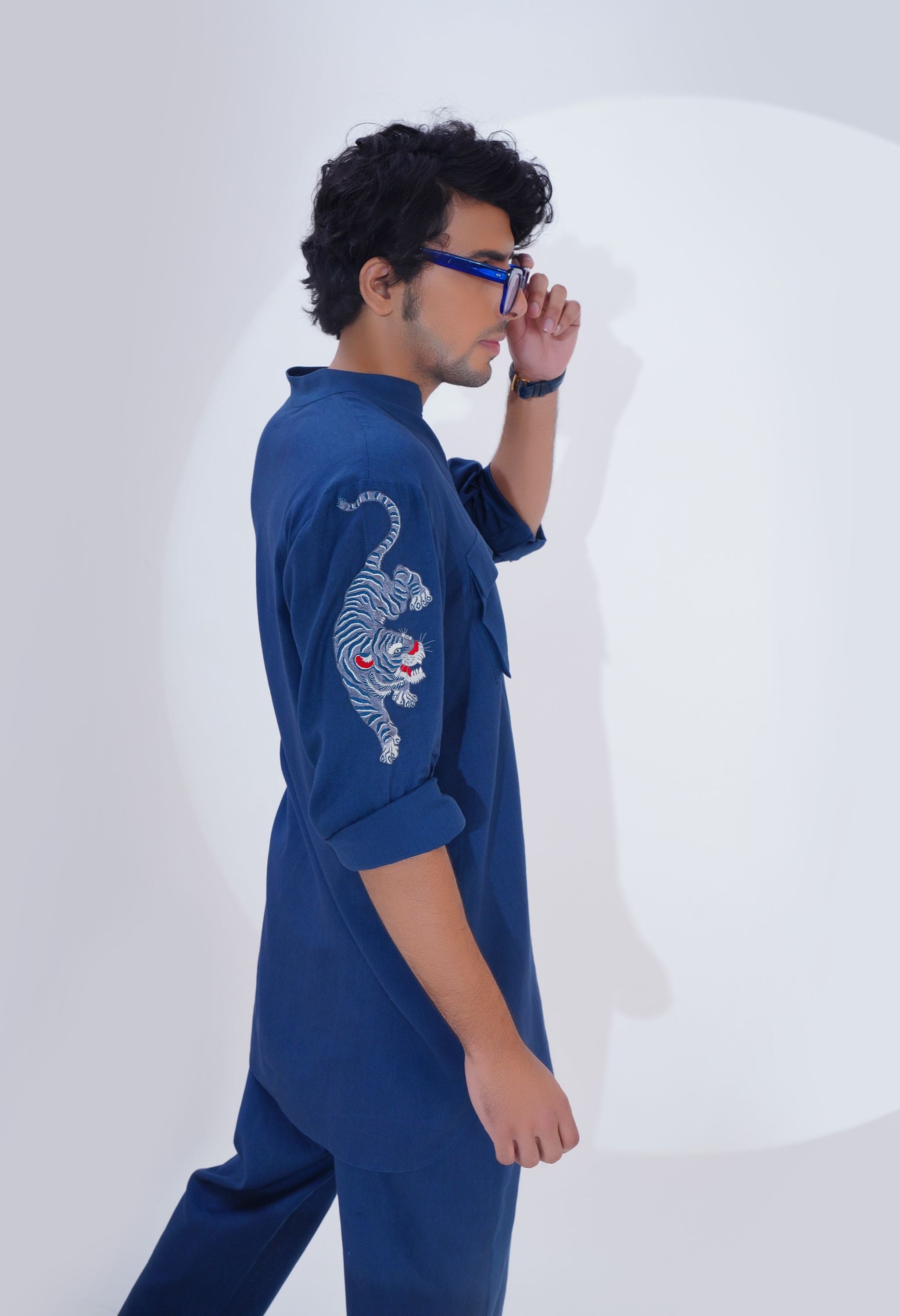 LINEN KURTA SET WITH TIGER EMB DETAILED SLEEVES