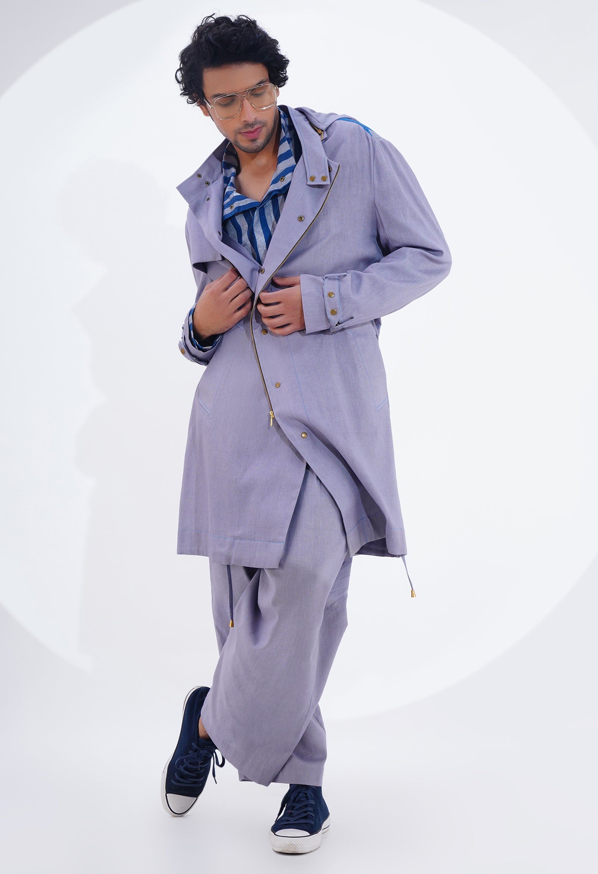 SOLID TRENCH WITH PRINTED BACK DETAILING