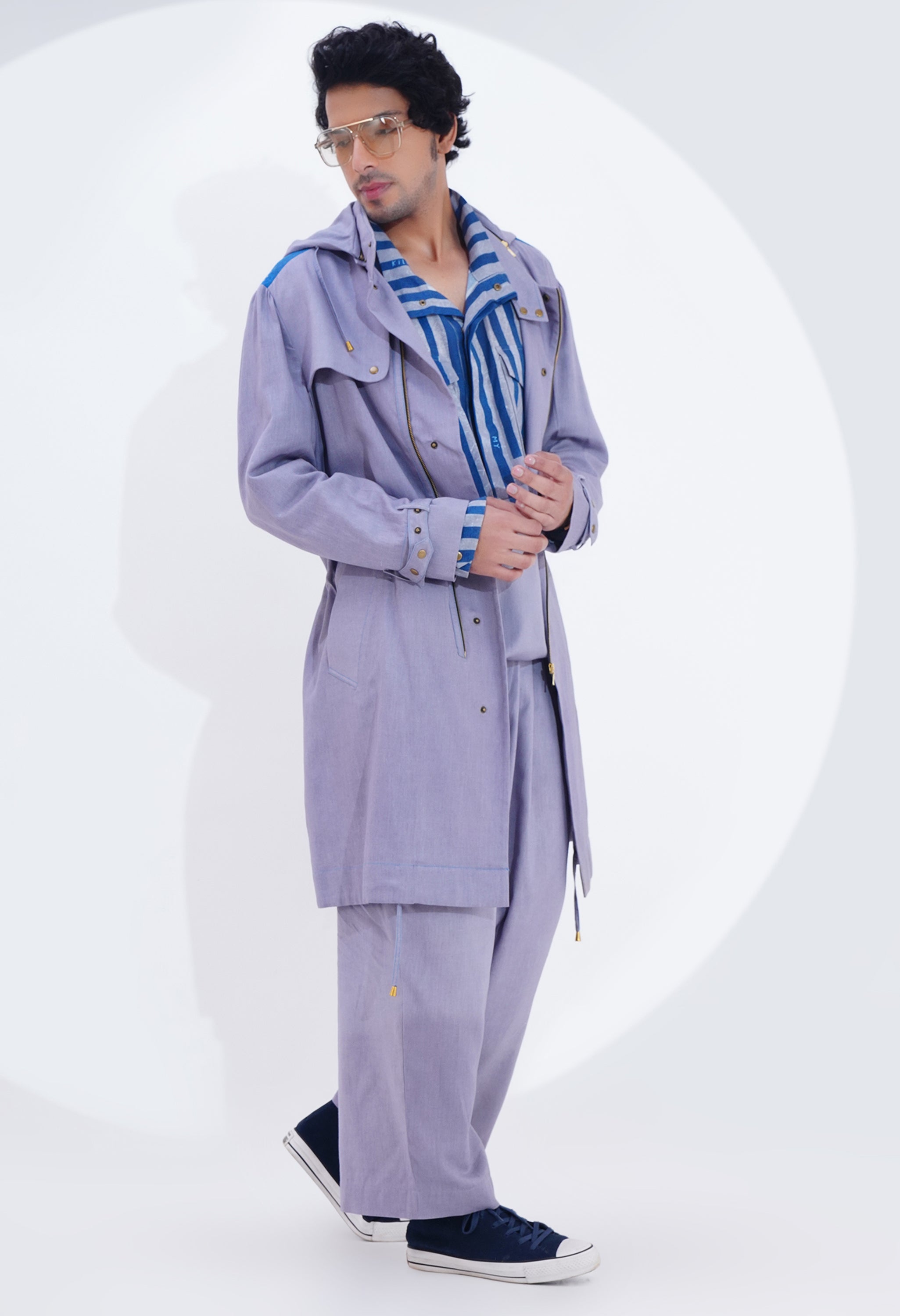 SOLID TRENCH WITH PRINTED BACK DETAILING