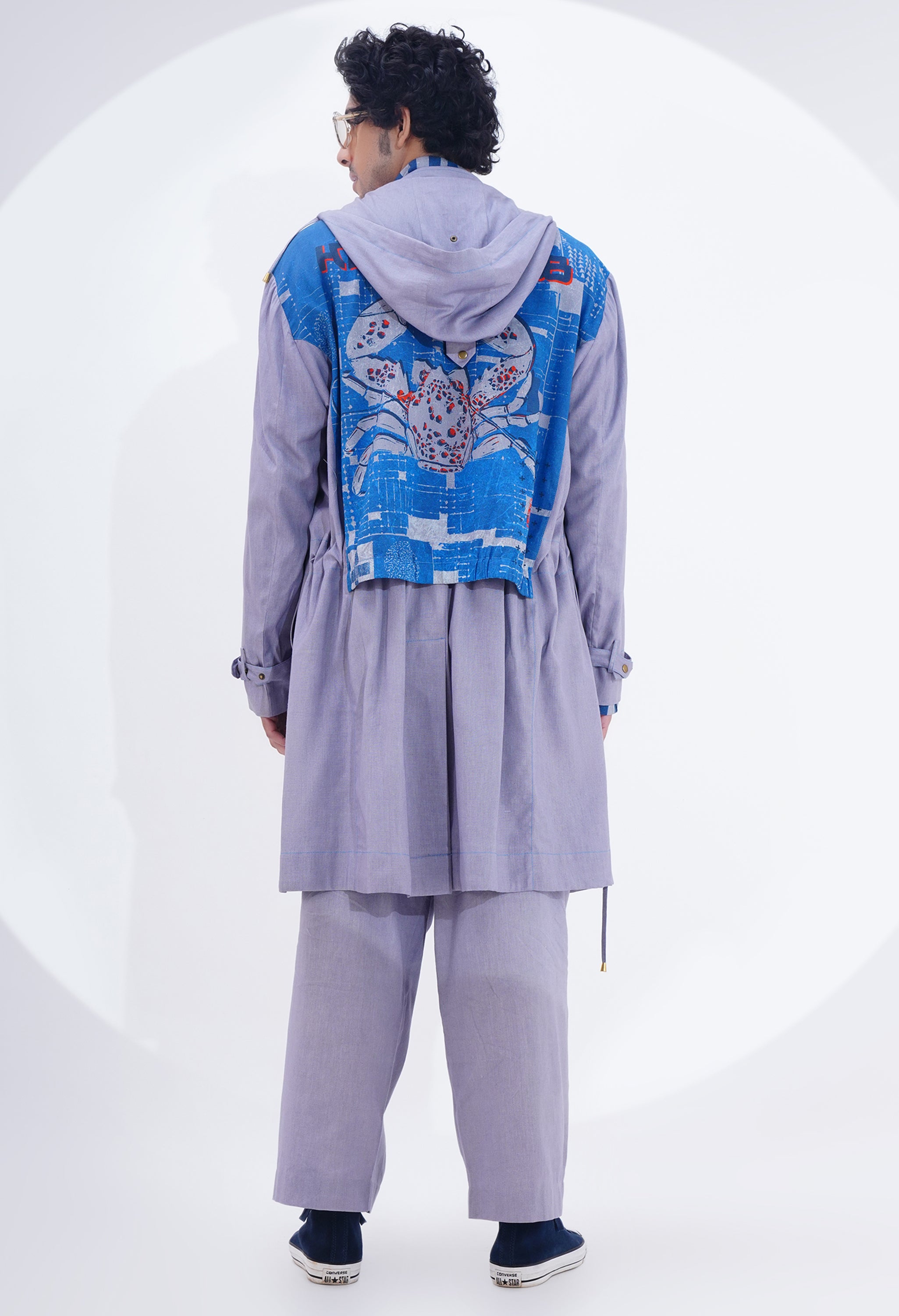 SOLID TRENCH WITH PRINTED BACK DETAILING