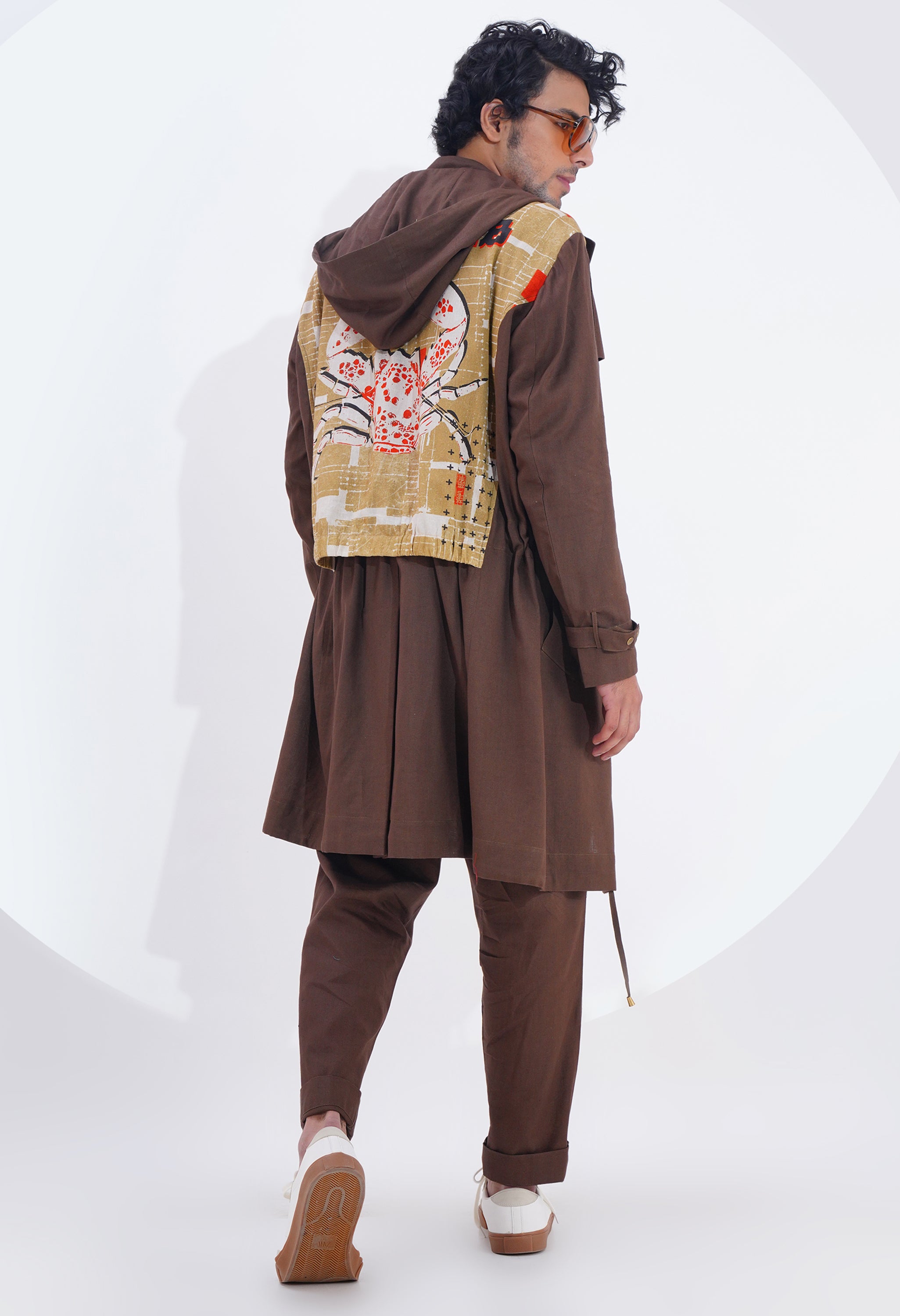 SOLID TRENCH WITH PRINTED BACK DETAILING