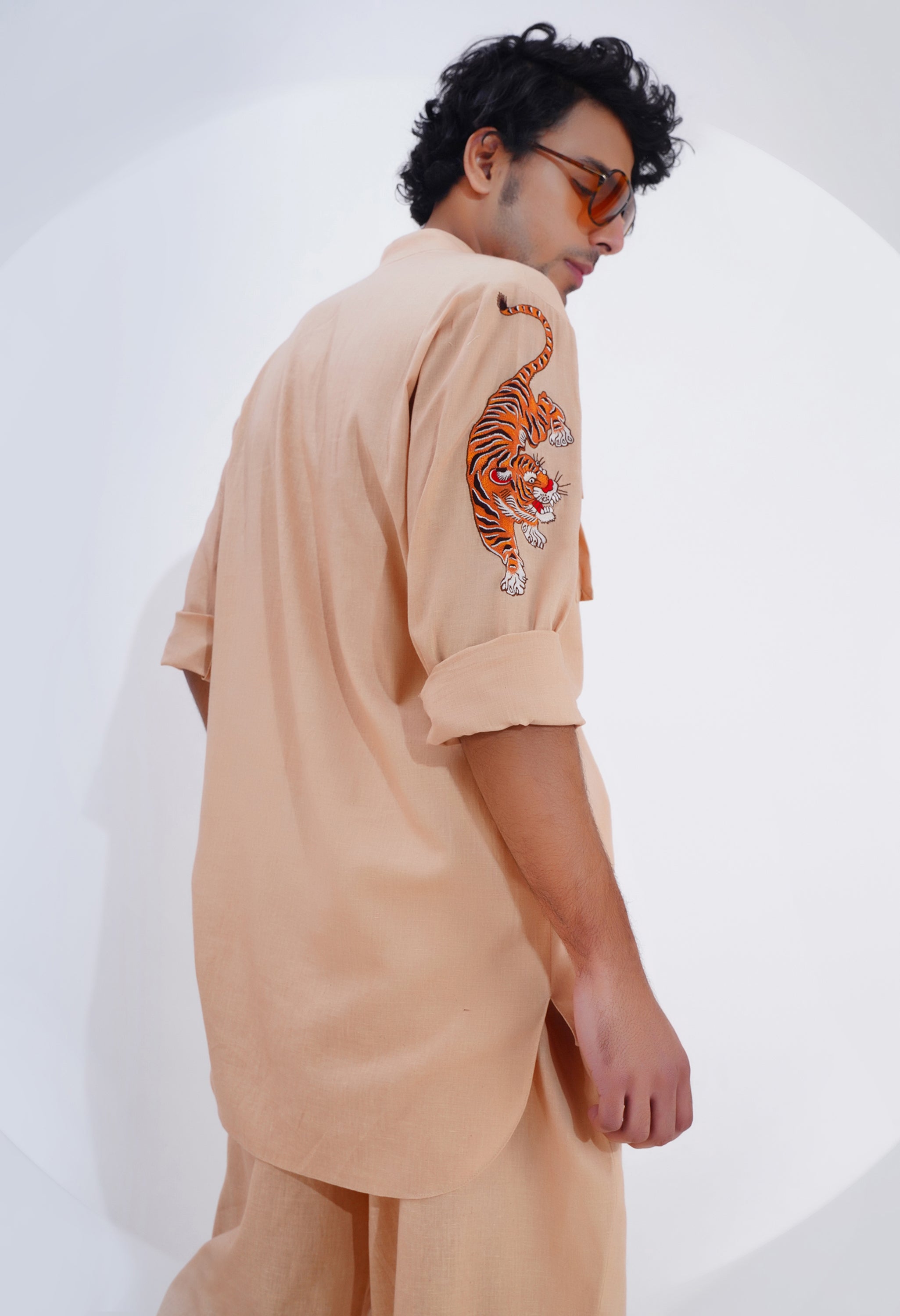 LINEN KURTA SET WITH TIGER EMB DETAILED SLEEVES