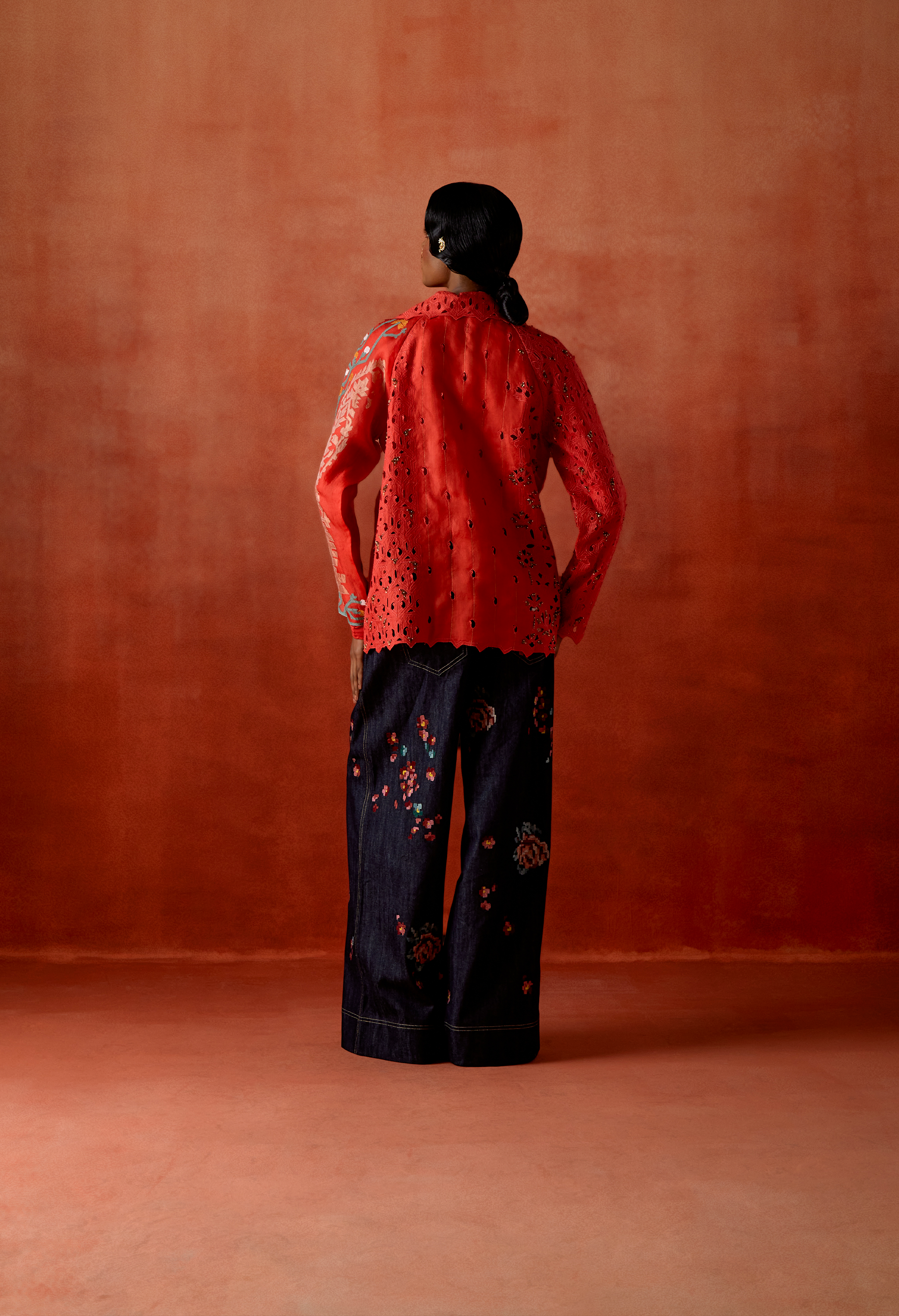 EMB ORGANZA SHORT TRENCH WITH EMB DENIM PANTS