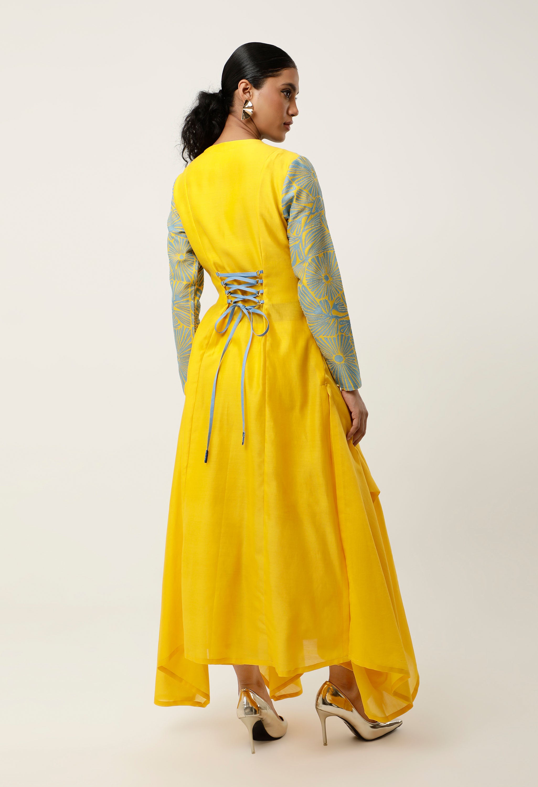 ZIPPERED V NECK CUTWORK ASSYMTRICAL KURTA WITH LINEN PANTS