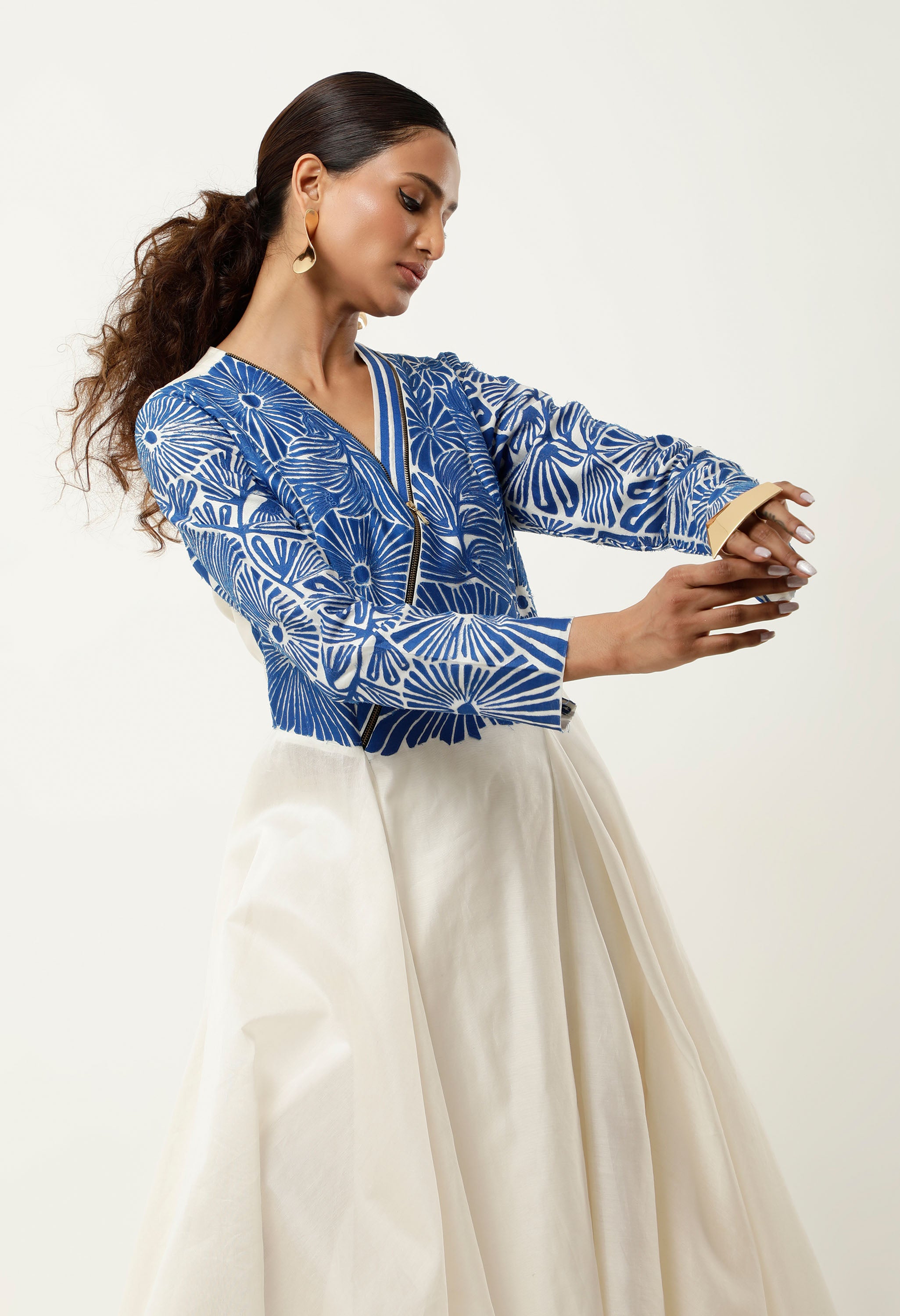 ZIPPERED V NECK CUTWORK ASSYMTRICAL KURTA WITH LINEN PANTS