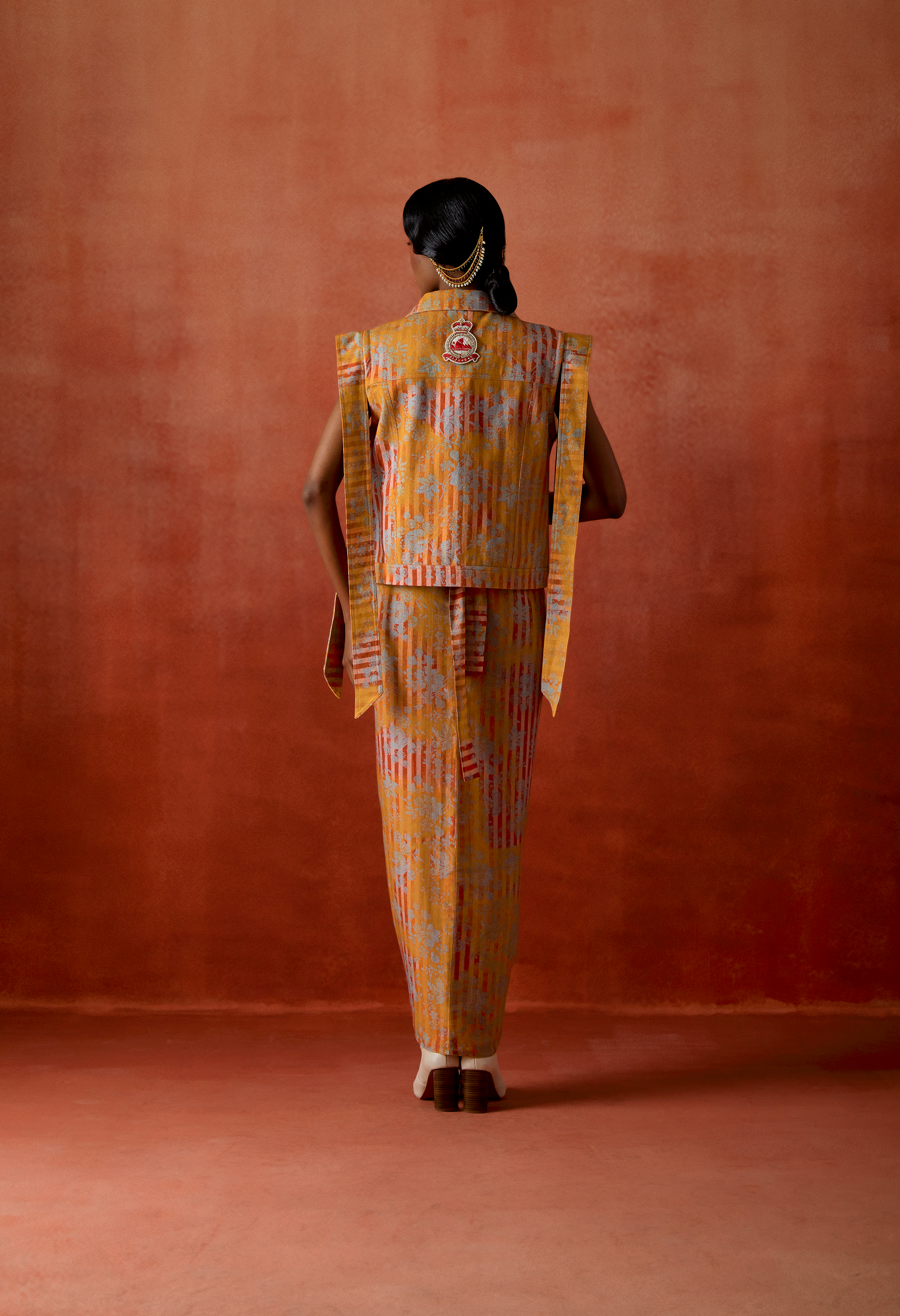 STRIPED SLEEVLESS DENIM JACKET + KNOTTED PULL UP SKIRT