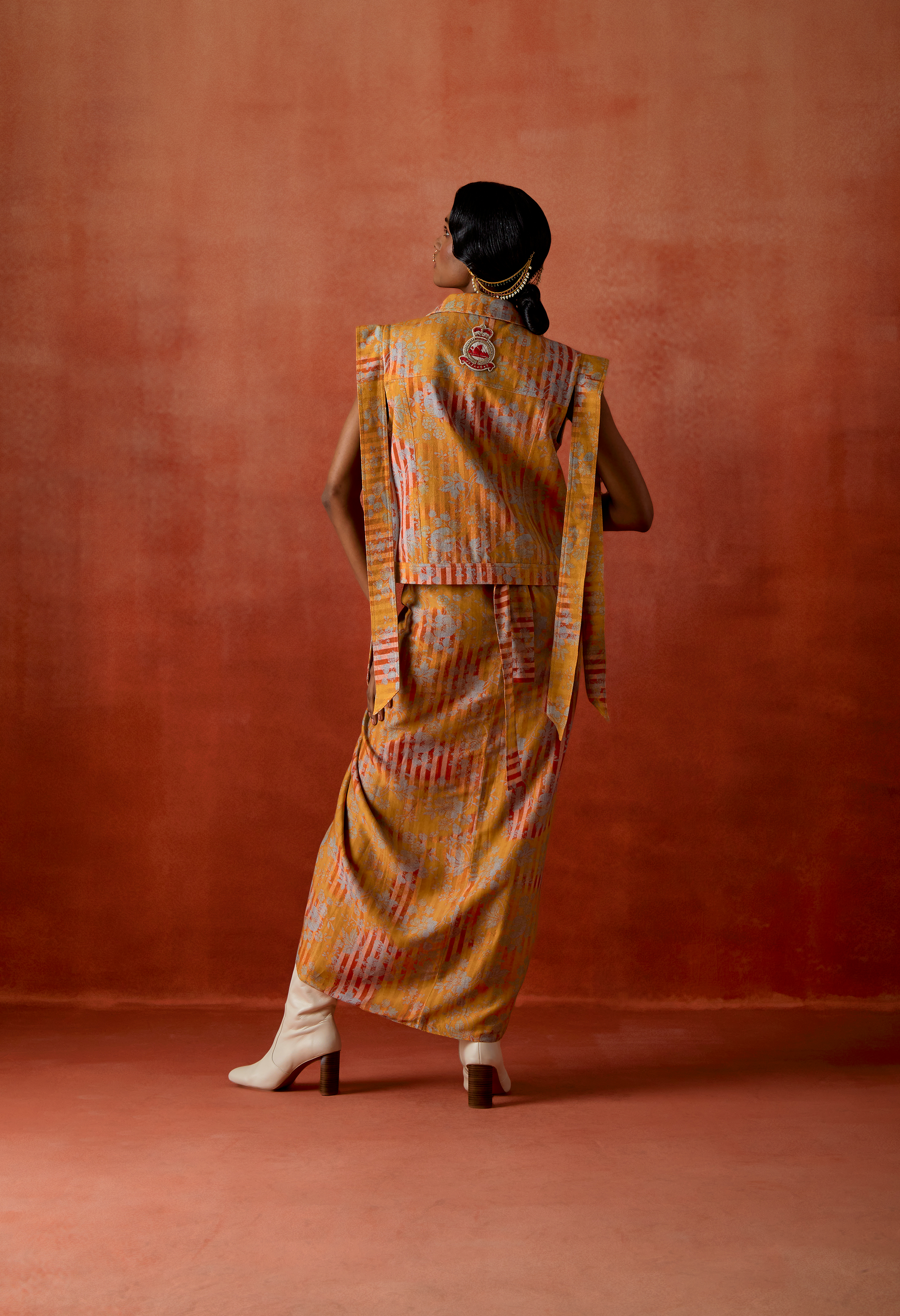 STRIPED SLEEVLESS DENIM JACKET + KNOTTED PULL UP SKIRT