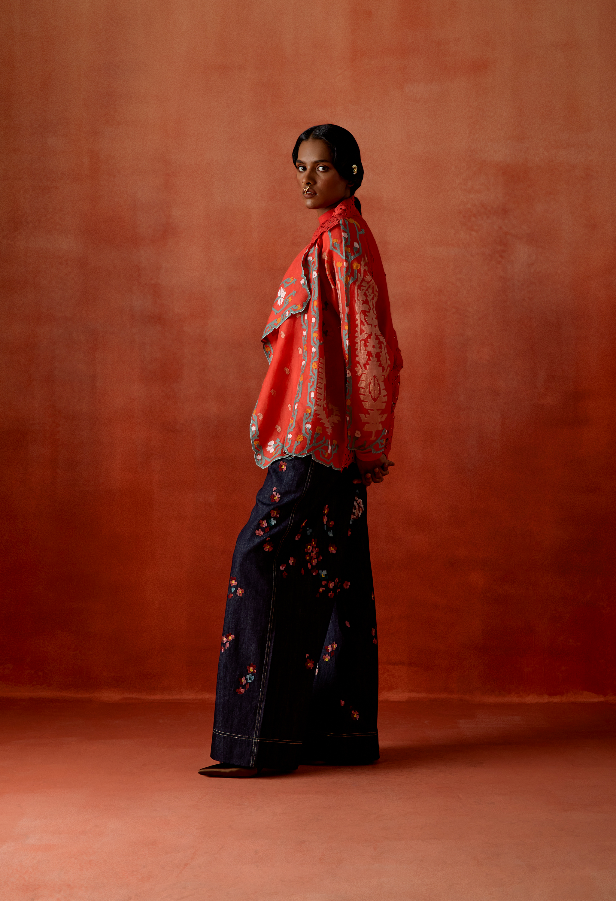 EMB ORGANZA SHORT TRENCH WITH EMB DENIM PANTS