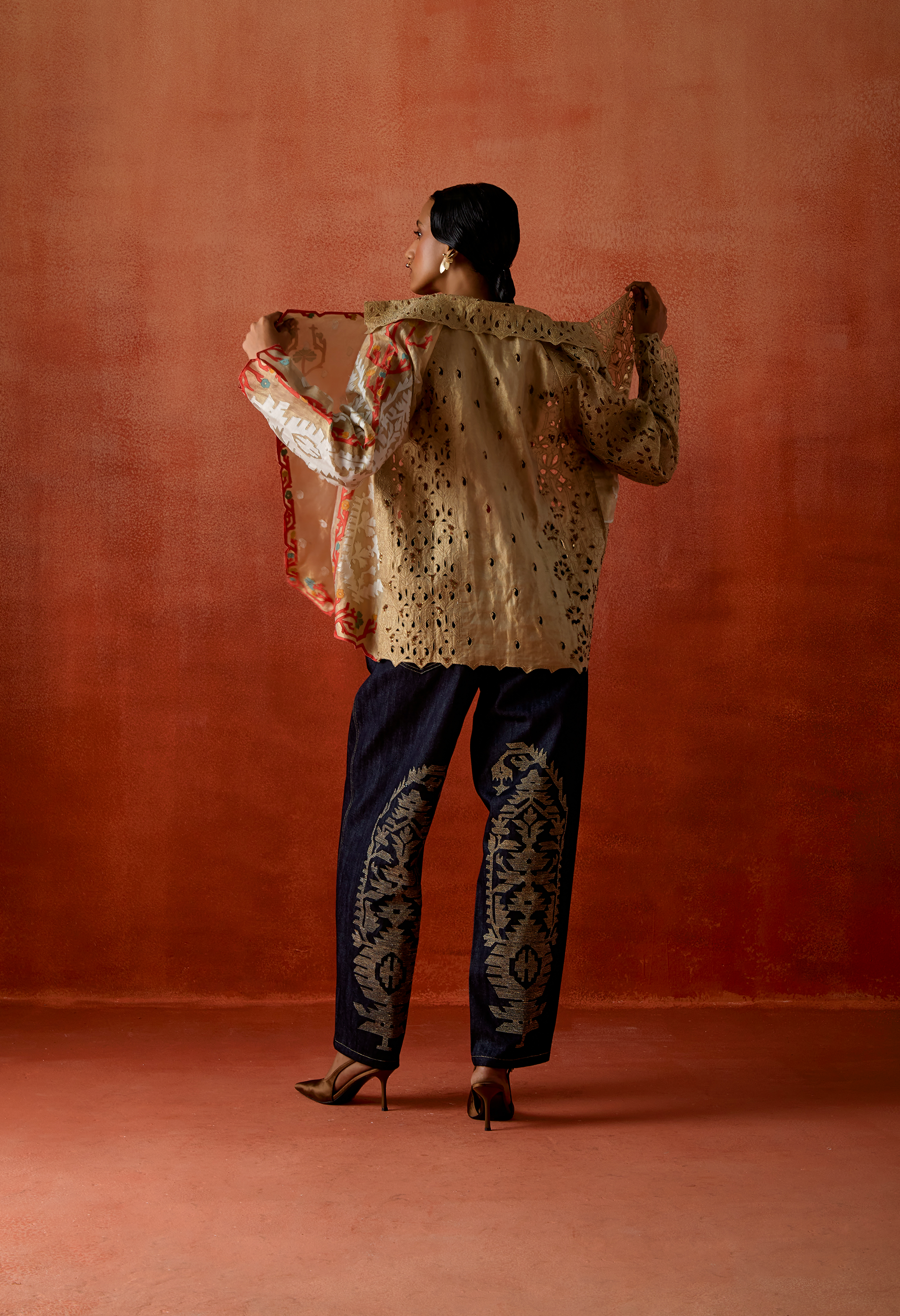 EMB GOLD TISSUE SHORT TRENCH WITH CARROT FIT DENIM PANTS